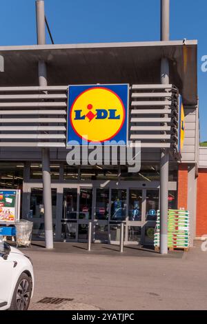 Wasserbillig, Lussemburgo - 29 luglio 2024: Vetrina e ingresso al supermercato Lidl locale, con carrelli nelle vicinanze. La colorata segnaletica crea Foto Stock