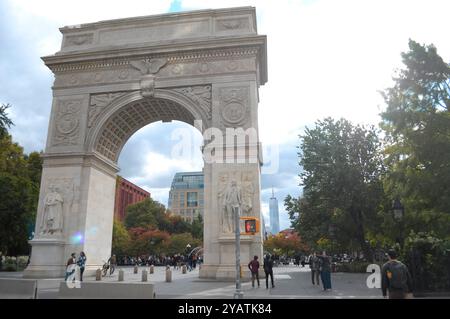 New York, Stati Uniti. 14 ottobre 2024. Il Washington Square Arch si trova a Washington Square Park nel quartiere Greenwich Village a Manhattan, New York. (Credit Image: © Jimin Kim/SOPA Images via ZUMA Press Wire) SOLO PER USO EDITORIALE! Non per USO commerciale! Foto Stock