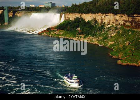 Il tour in barca Maid of the Mist attraversa le acque del fiume Niagara, passando per le American Falls Foto Stock