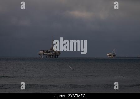 Piattaforme oceaniche nell'Oceano Pacifico al largo di Huntington Beach Foto Stock