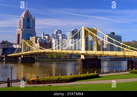 Il ponte Roberto Clemente attraversa il fiume Allegheny e si collega con il centro di Pittsburgh, Pennsylvania Foto Stock