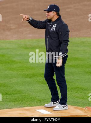 New York, Stati Uniti. 15 ottobre 2024. L'ex giocatore della MLB Nick Swisher getta il primo campo cerimoniale prima che i New York Yankees affrontino i Cleveland Guardians durante la partita 2 dell'ALCS allo Yankee Stadium di New York, martedì 15 ottobre 2024. Foto di John Angelillo/UPI credito: UPI/Alamy Live News Foto Stock