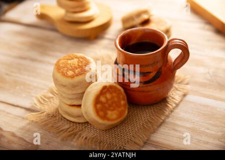 Gorditas de nata. La crema Gorditas, snack messicano, è una ricetta semplice fatta con farina di grano, panna, zucchero e cannella, pane dolce simile in Sha Foto Stock