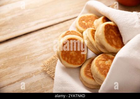 Gorditas de nata. La crema Gorditas, snack messicano, è una ricetta semplice fatta con farina di grano, panna, zucchero e cannella, pane dolce simile in Sha Foto Stock