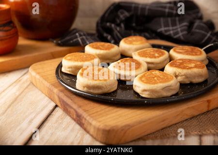 Gorditas de nata. La crema Gorditas, snack messicano, è una ricetta semplice fatta con farina di grano, panna, zucchero e cannella, pane dolce simile in Sha Foto Stock