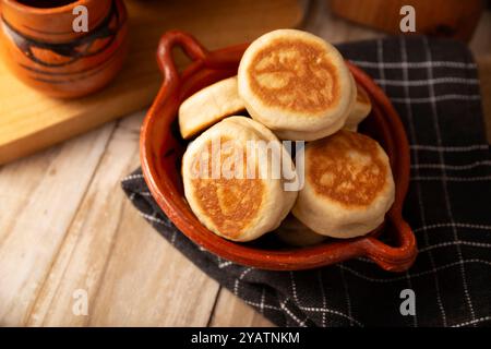 Gorditas de nata. La crema Gorditas, snack messicano, è una ricetta semplice fatta con farina di grano, panna, zucchero e cannella, pane dolce simile in Sha Foto Stock