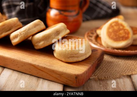 Gorditas de nata. La crema Gorditas, snack messicano, è una ricetta semplice fatta con farina di grano, panna, zucchero e cannella, pane dolce simile in Sha Foto Stock