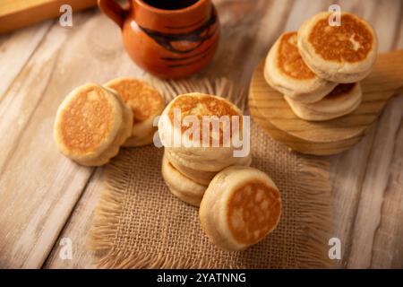 Gorditas de nata. La crema Gorditas, snack messicano, è una ricetta semplice fatta con farina di grano, panna, zucchero e cannella, pane dolce Foto Stock