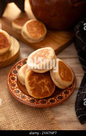 Gorditas de nata. La crema Gorditas, snack messicano, è una ricetta semplice fatta con farina di grano, panna, zucchero e cannella, simile a un pane dolce Foto Stock