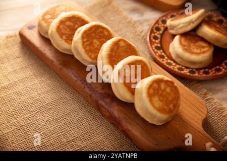 Gorditas de nata. La crema Gorditas, snack messicano, è una ricetta semplice fatta con farina di grano, panna, zucchero e cannella, pane dolce simile in Sha Foto Stock