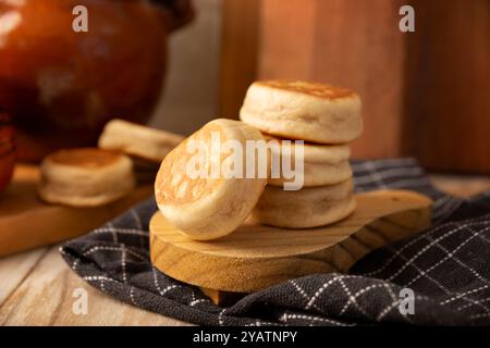 Gorditas de nata. La crema Gorditas, snack messicano, è una ricetta semplice fatta con farina di grano, panna, zucchero e cannella, pane dolce simile in Sha Foto Stock