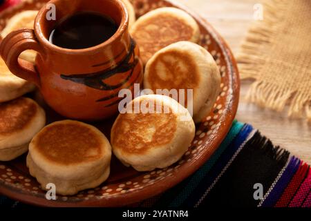 Gorditas de nata. La crema Gorditas, snack messicano, è una ricetta semplice fatta con farina di grano, panna, zucchero e cannella, pane dolce simile in Sha Foto Stock