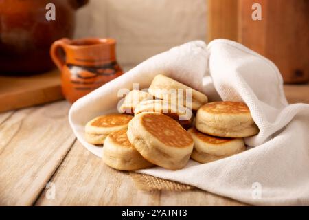 Gorditas de nata. La crema Gorditas, snack messicano, è una ricetta semplice fatta con farina di grano, panna, zucchero e cannella, pane dolce simile in Sha Foto Stock