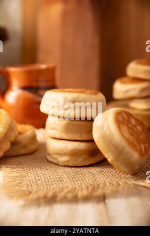 Gorditas de nata. La crema Gorditas, snack messicano, è una ricetta semplice fatta con farina di grano, panna, zucchero e cannella, pane dolce simile in Sha Foto Stock