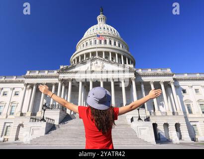 Adolescente turista che ammira il Campidoglio degli Stati Uniti a Washington DC, USA Foto Stock