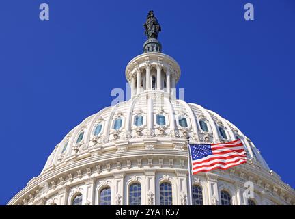 Cupola del Campidoglio DEGLI STATI UNITI e bandiera americana a Washington DC con sfondo blu, USA Foto Stock