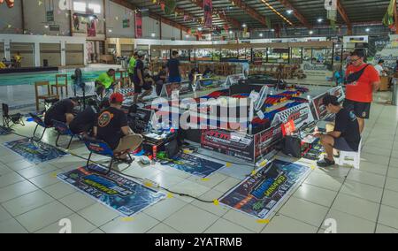 Balikpapan, Indonesia - 10 agosto 2024. Un evento di corse Mini 4WD in cui i partecipanti sono impegnati a modificare le proprie auto prima della competizione. Foto Stock