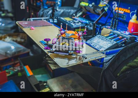 Balikpapan, Indonesia - 10 agosto 2024. La vettura è caratterizzata da una vivace combinazione di colori arancione e viola, con modifiche visibili al telaio e al wh Foto Stock