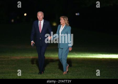 Washington, Stati Uniti. 15 ottobre 2024. Il presidente degli Stati Uniti Joe Biden e la first lady Dr. Jill Biden tornano alla Casa Bianca a Washington, DC, dopo aver partecipato agli eventi a Philadelphia, Pennsylvania, il 15 ottobre 2024. Credito: Chris Kleponis/Pool via CNP credito: Abaca Press/Alamy Live News Foto Stock