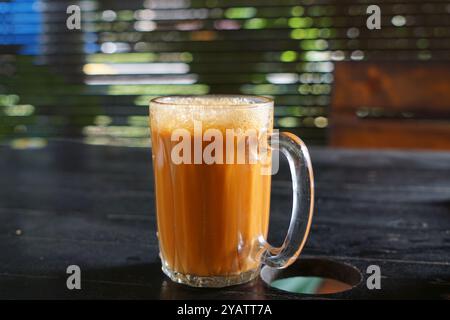 Un bicchiere di tè al latte, o noto come Teh Tarik in Malesia Foto Stock
