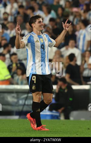 L'attaccante argentino Julian Alvarez festeggia dopo aver segnato il terzo gol della squadra contro la Bolivia durante la partita di qualificazione sudamericana per la Coppa del mondo FIFA 2026 allo stadio Monumental di Buenos Aires il 15 ottobre 2024. Foto Stock