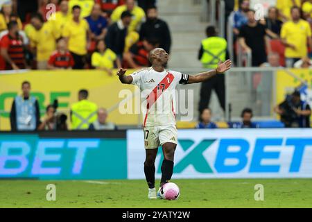 Brasilia, Brasile. 15 ottobre 2024. Luis Advíncula del Perù, reagisce durante la partita tra Brasile e Perù per il decimo turno delle qualificazioni FIFA 2026, allo stadio Mane Garrincha, a Brasilia, in Brasile, il 15 ottobre 2024. Foto: Heuler Andrey/DiaEsportivo/Alamy Live News crediti: DiaEsportivo/Alamy Live News Foto Stock