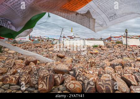 SHIGATSE, TIBET, CINA - 2 AGOSTO 2022: Ciottoli del lago sacro Manasarovar con geroglifici e mantra buddista principale Om mani Padme Hum , che può Foto Stock