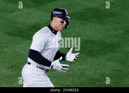 Bronx, Stati Uniti. 15 ottobre 2024. I New York Yankees Aaron Judge girano terza base dopo aver battuto un fuoricampo da 2 punti contro i Cleveland Guardians nel settimo inning di gara 2 delle ALCS allo Yankee Stadium di New York City martedì 15 ottobre 2024. Foto di John Angelillo/UPI credito: UPI/Alamy Live News Foto Stock