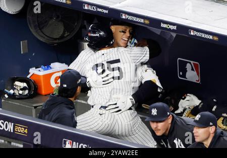 Bronx, Stati Uniti. 15 ottobre 2024. I New York Yankees Aaron Judge festeggiano con Gleyber Torres dopo aver battuto un fuoricampo da 2 punti contro i Cleveland Guardians durante il settimo inning in gara 2 delle ALCS allo Yankee Stadium di New York City martedì 15 ottobre 2024. Foto di John Angelillo/UPI credito: UPI/Alamy Live News Foto Stock