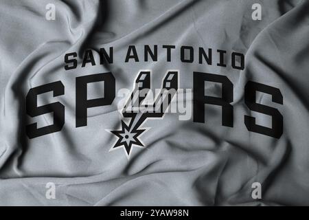 Pringsewu, Lampung; 16 ottobre 2024; Focus selettivo bandiera sventolante del Basketball Club San Antonio Spurs texture tessuto, NBA. illustrazione 3d. Foto Stock