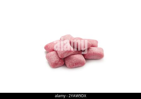 Masticare pezzi di gomma rosa isolati su sfondo bianco. Vista dall'alto Foto Stock