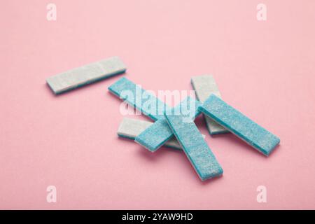 Piatti da masticare alla menta su sfondo rosa. Vista dall'alto Foto Stock