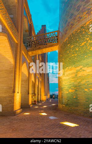 Questa vista notturna mozzafiato di Khiva, Uzbekistan, cattura la magia dell'antica città lungo la storica via della Seta. L'architettura della città, bellezza Foto Stock