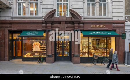 D. R. Harris & Co Pharmacy shopping in St James's Street Foto Stock