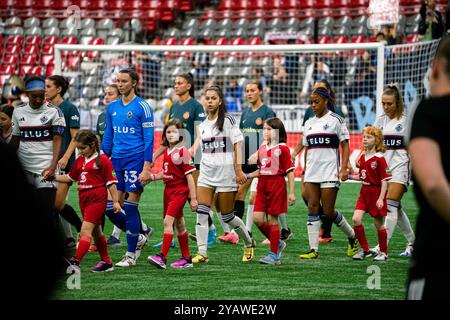 Vancouver, Canada. 15 ottobre 2024. Vancouver, British Columbia, Canada, 15 ottobre 2024: Le ragazze Vancouver Whitecaps FC camminano sul campo prima della partita a gironi della CONCACAF W Champions Cup tra Vancouver Whitecaps FC Girls Elite e Portland Thorns FC al BC Place Stadium di Vancouver, British Columbia, Canada (SOLO USO EDITORIALE). (Amy Elle/SPP) credito: SPP Sport Press Photo. /Alamy Live News Foto Stock