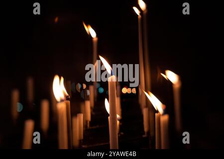 Candela nella Basilica di Saint-Sauveur di Dinan nel dipartimento Cotes-D Armor nella regione della Bretagna il 29 maggio 2022. Cierge dans la basilique Saint Foto Stock