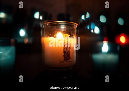 Candela con la Beata Vergine Maria nella Basilica di Saint-Sauveur di Dinan, nel dipartimento di Cotes-D Armor, in Bretagna, il 29 maggio 2022. C Foto Stock