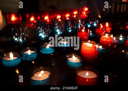 Candela nella Basilica di Saint-Sauveur di Dinan nel dipartimento Cotes-D Armor nella regione della Bretagna il 29 maggio 2022. Cierge dans la basilique Saint Foto Stock