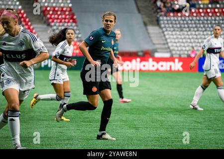 Vancouver, Canada. 15 ottobre 2024. Vancouver, British Columbia, Canada, 15 ottobre 2024: Christine Sinclair (12 Portland Thorns FC) in azione durante la partita a gironi della CONCACAF W Champions Cup tra Vancouver Whitecaps FC Girls Elite e Portland Thorns FC al BC Place Stadium di Vancouver, British Columbia, Canada (SOLO USO EDITORIALE). (Amy Elle/SPP) credito: SPP Sport Press Photo. /Alamy Live News Foto Stock