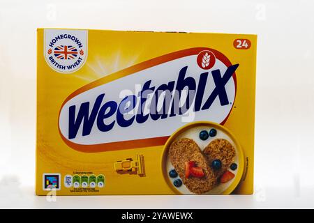 Wolverhampton, Regno Unito - 15 ottobre 2024: Una scatola di famosi cereali a base britannica, Weetabix su sfondo bianco Foto Stock