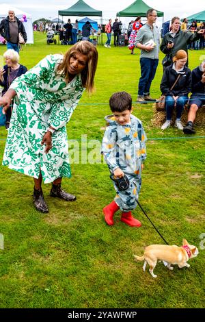 A Woman and Child aspetta che il giudice inizi all'Hartfield Village Fete Dog Show, Hartfield, East Sussex, Regno Unito. Foto Stock