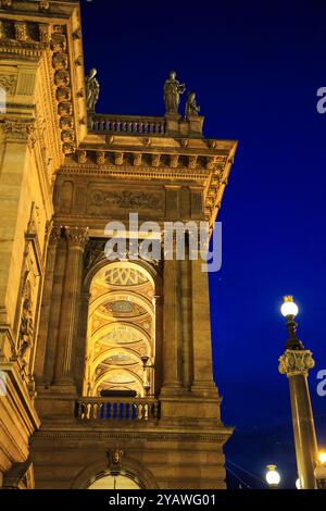 Praque, Repubblica Ceca, 10 maggio 2023: Il Teatro Nazionale illuminato a Praga durante l'ora blu di sera. Foto Stock