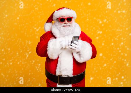 Ritratto della sua bella bella bella allegra messa a fuoco Santa utilizzando applicazione di chat per gadget del dispositivo 5g web service ordine di acquisto blogging isolato luminoso Foto Stock