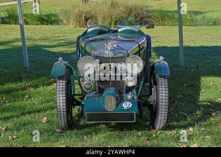 Classica auto sportiva verde mg parcheggiata sull'erba in una mostra di auto all'aperto Foto Stock