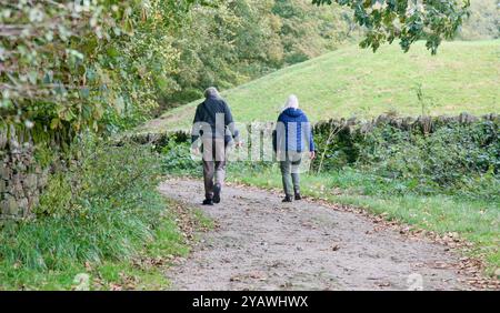 Una signora che cammina nei terreni del castello, Mayenne, Pays de la Loire, Francia, Europa Foto Stock