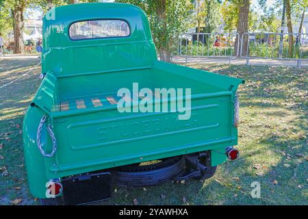 Il pick-up studebaker verde restaurato è parcheggiato sull'erba in una giornata di sole Foto Stock