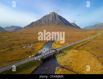 Vista aerea dal drone del paesaggio autunnale verso la montagna Buachaille Etive Mor dal ponte stradale sul fiume Rannoch Moor, Scottish Highlands, Scotla Foto Stock