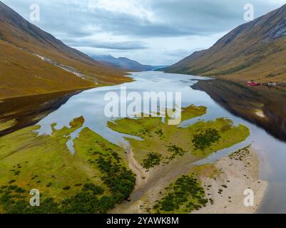 Vista aerea dal drone del paesaggio alla testa del Loch Etive a Glen Etive nelle Highlands scozzesi, Scozia, Regno Unito Foto Stock