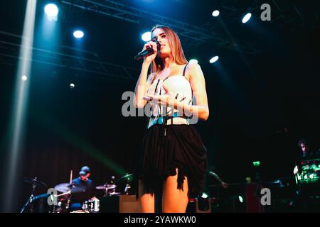 Milano, Italia. 15 ottobre 2024. Clara si esibisce dal vivo durante il Pr1mo Tour ai magazzini generali di Milano, il 15 ottobre 2024 (foto di Alessandro Bremec/NurPhoto). Crediti: NurPhoto SRL/Alamy Live News Foto Stock