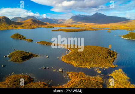 Vista aerea dal drone di piccole isole nel fogliame autunnale su Lochan na h-Achlaise su Rannoch Moor nelle Highlands scozzesi. Foto Stock